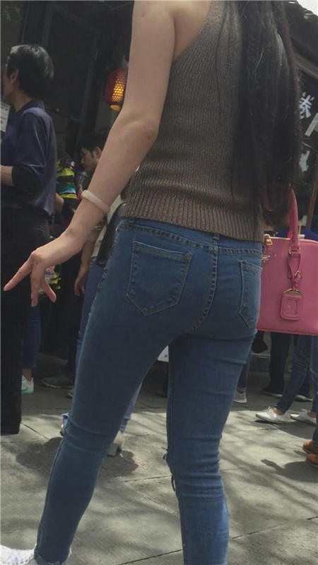 长发牛仔美女[325M/MP4]