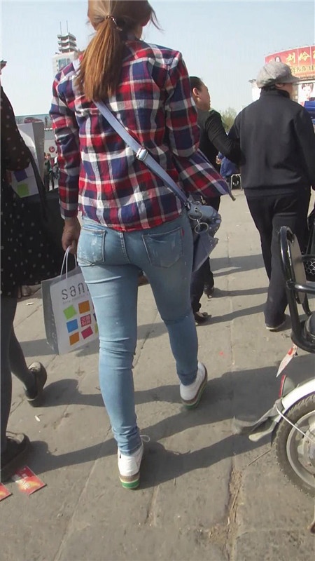 牛仔长裤妹子[94M/MP4]