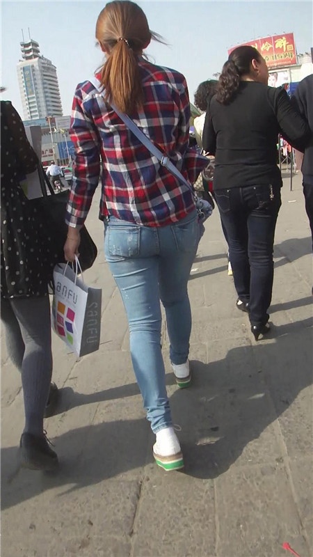 牛仔长裤妹子[94M/MP4]