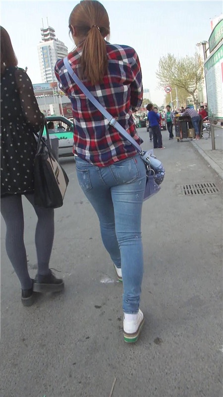 牛仔长裤妹子[94M/MP4]