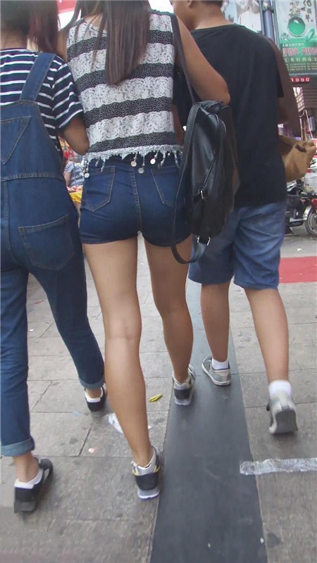 紧身牛仔热裤美女[186M/MP4]