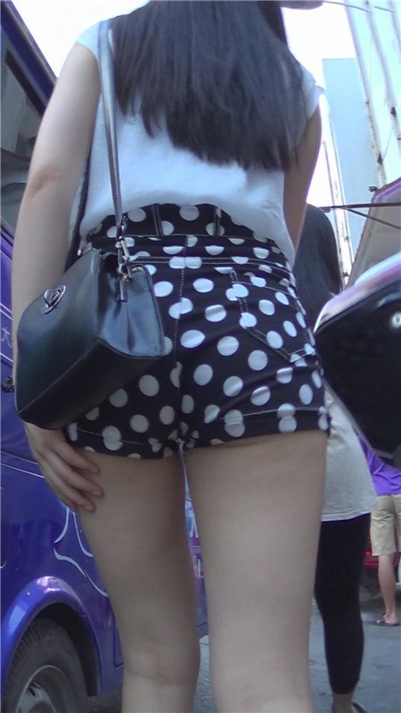 高腰圆点热裤妹子[285M/MP4]