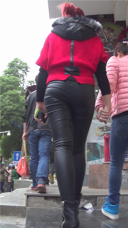 红发紧身皮裤[239M/MP4]