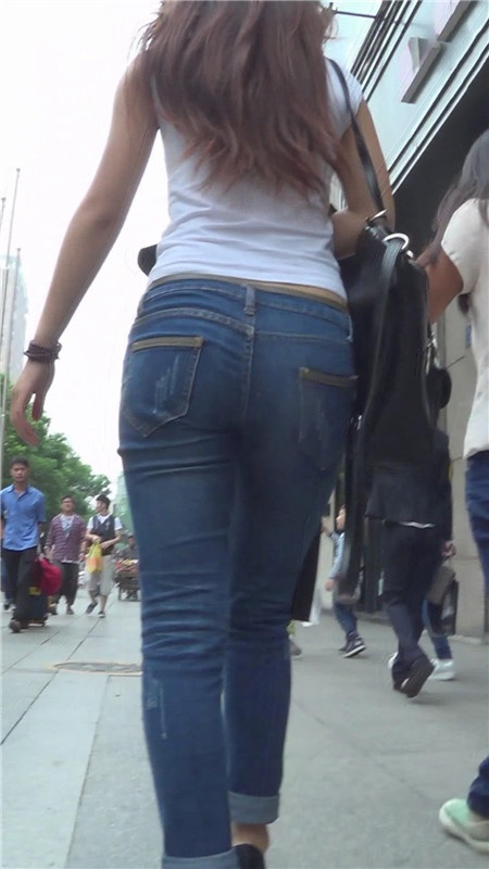 紧身牛仔长裤妹子[294M/MP4]