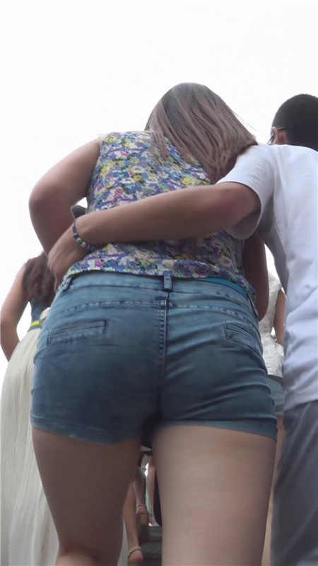 台阶上的蓝牛妹[202M/MP4]