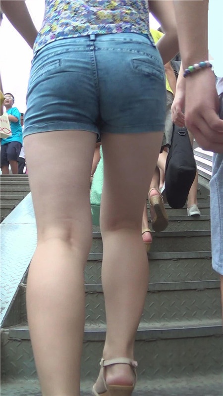 台阶上的蓝牛妹[202M/MP4]