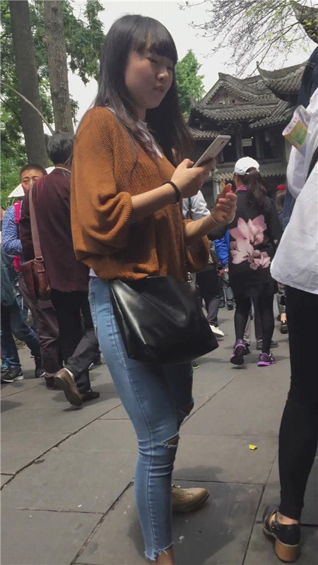 漂亮的长发蓝牛美女[224M/MP4]