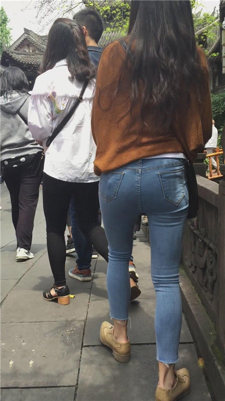 漂亮的长发蓝牛美女[224M/MP4]