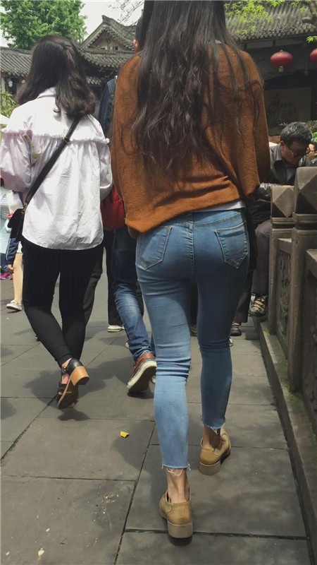 漂亮的长发蓝牛美女[224M/MP4]