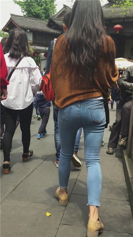 漂亮的长发蓝牛美女[224M/MP4]