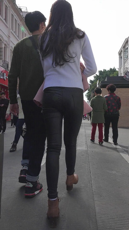 紧身皮裤美女[228M/MP4]