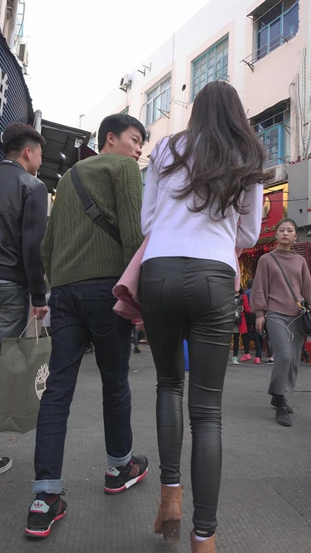 紧身皮裤美女[228M/MP4]