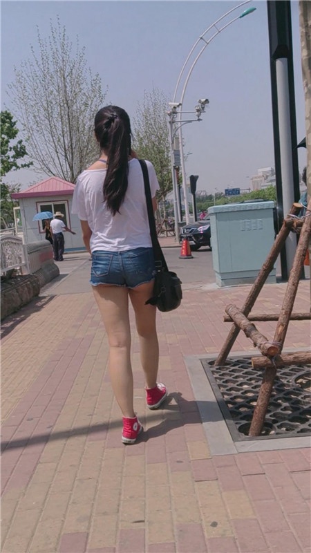 热裤裸腿小月牙妹子[512M/MP4]