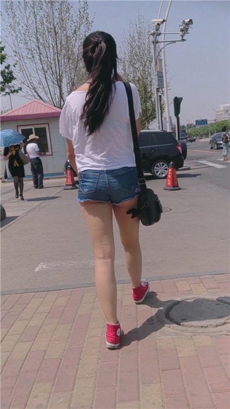 热裤裸腿小月牙妹子[512M/MP4]