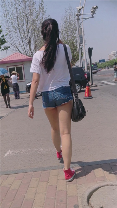 热裤裸腿小月牙妹子[512M/MP4]