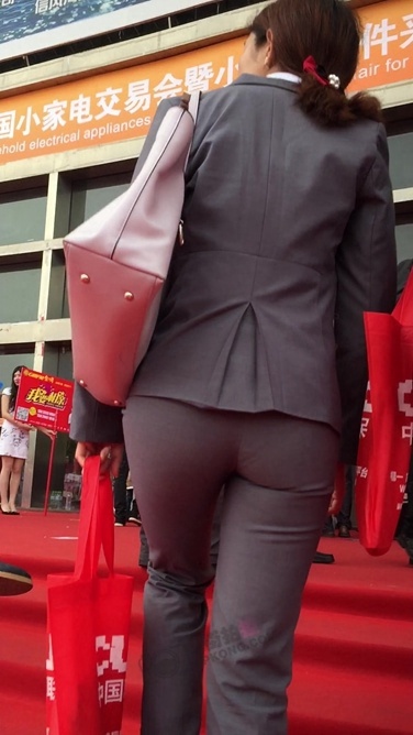 展会上的丰臀银色套装OL [424M/MP4]