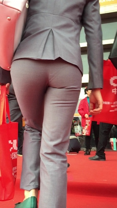 展会上的丰臀银色套装OL [424M/MP4]