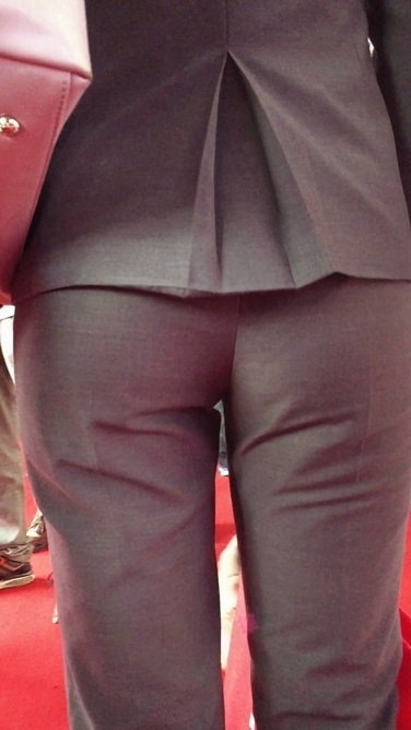 展会上的丰臀银色套装OL [424M/MP4]