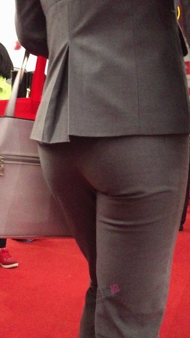 展会上的丰臀银色套装OL [424M/MP4]