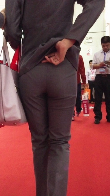 展会上的丰臀银色套装OL [424M/MP4]