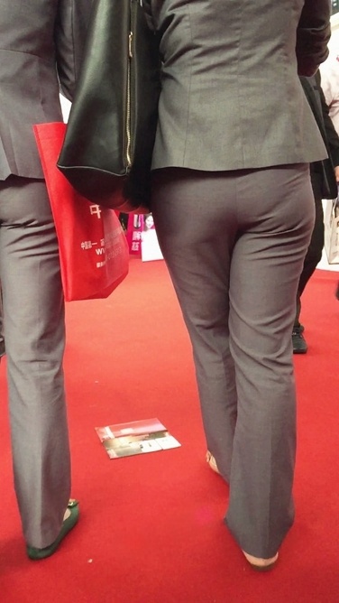 展会上的丰臀银色套装OL [424M/MP4]