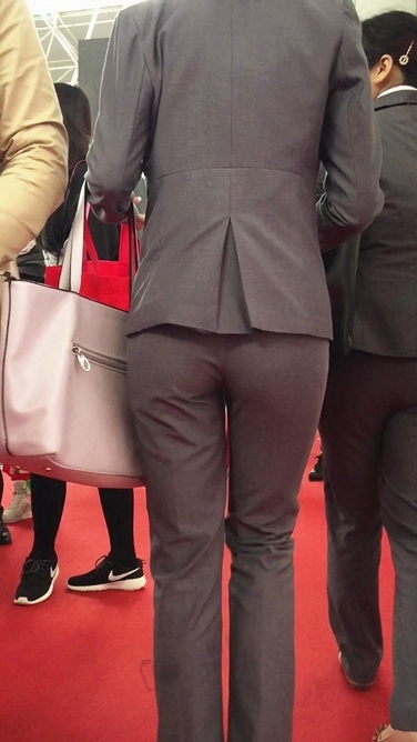 展会上的丰臀银色套装OL [424M/MP4]