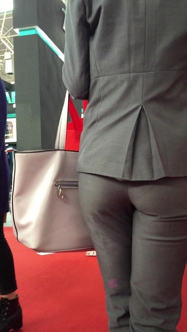 展会上的丰臀银色套装OL [424M/MP4]