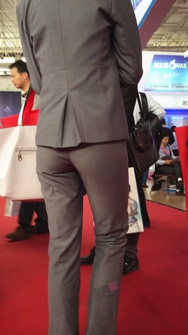 展会上的丰臀银色套装OL [424M/MP4]