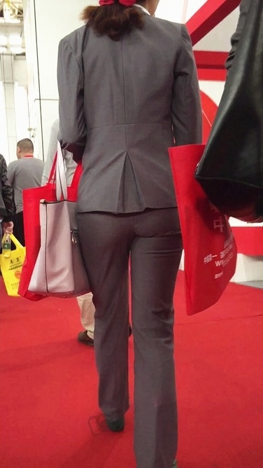 展会上的丰臀银色套装OL [424M/MP4]