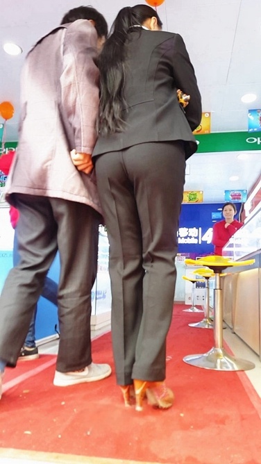 职业装OL臀部好圆[205M/MP4]