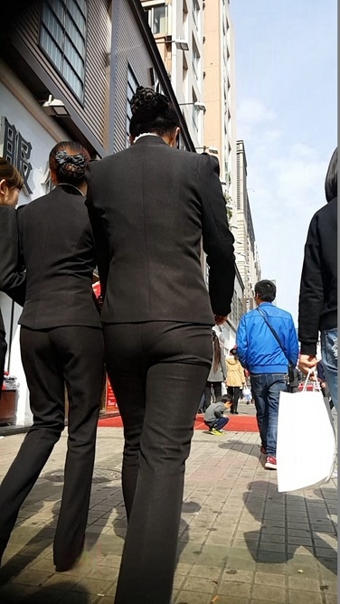 几个西装职业装OL，街头靓丽的风景线[219M/MP4]