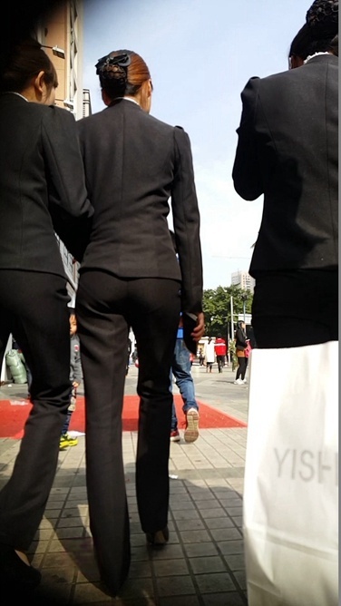 几个西装职业装OL，街头靓丽的风景线[219M/MP4]