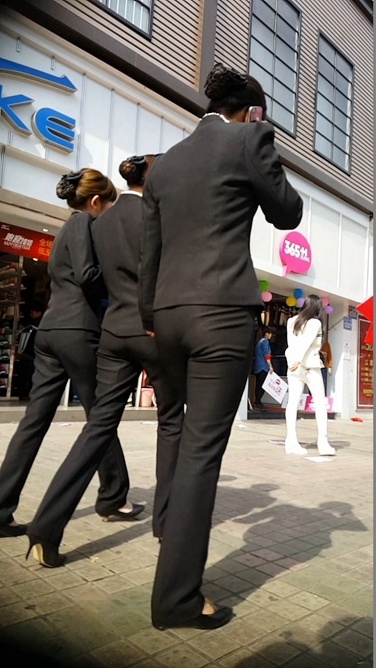 几个西装职业装OL，街头靓丽的风景线[219M/MP4]