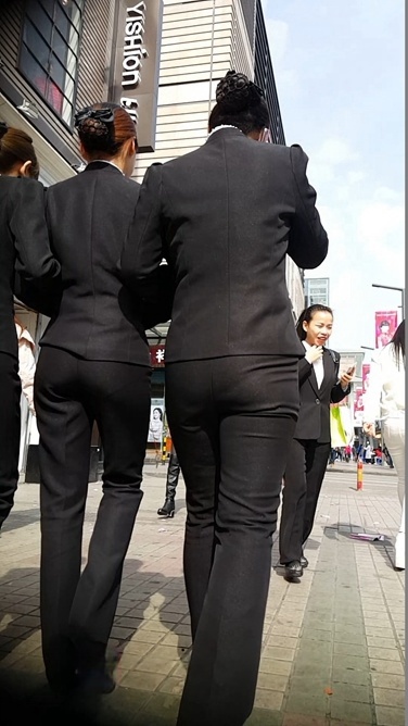 几个西装职业装OL，街头靓丽的风景线[219M/MP4]