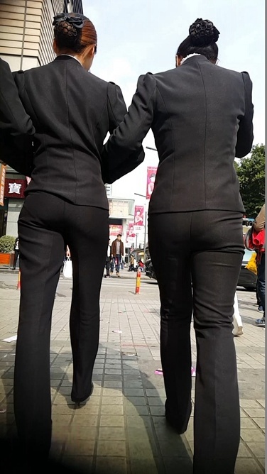 几个西装职业装OL，街头靓丽的风景线[219M/MP4]