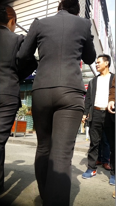 几个西装职业装OL，街头靓丽的风景线[219M/MP4]