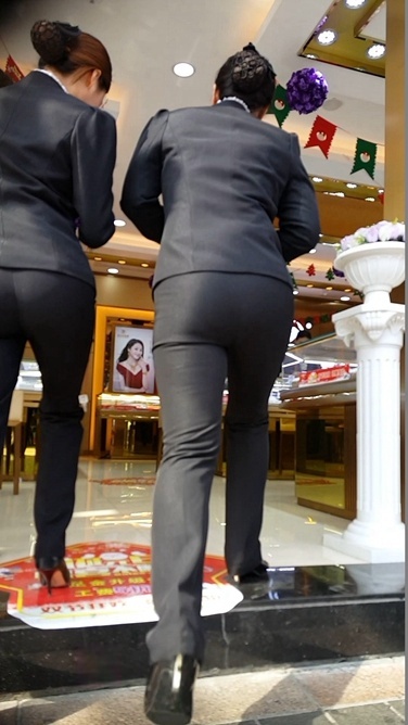 几个西装职业装OL，街头靓丽的风景线[219M/MP4]