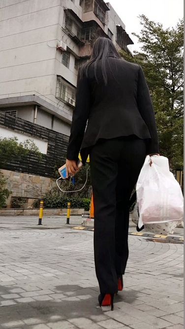 听着音乐下班归来的职业装妹子[101M/MP4]