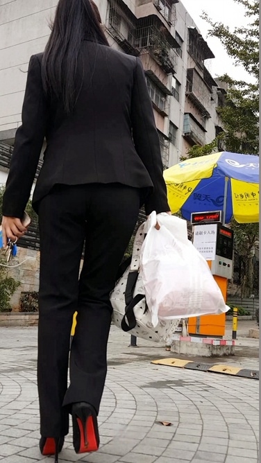 听着音乐下班归来的职业装妹子[101M/MP4]