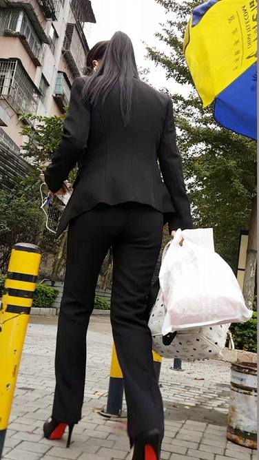 听着音乐下班归来的职业装妹子[101M/MP4]