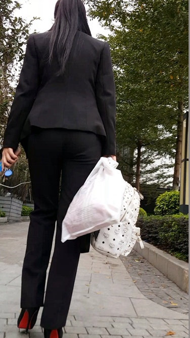 听着音乐下班归来的职业装妹子[101M/MP4]