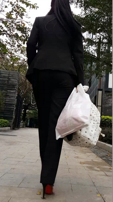 听着音乐下班归来的职业装妹子[101M/MP4]