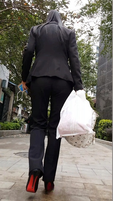 听着音乐下班归来的职业装妹子[101M/MP4]