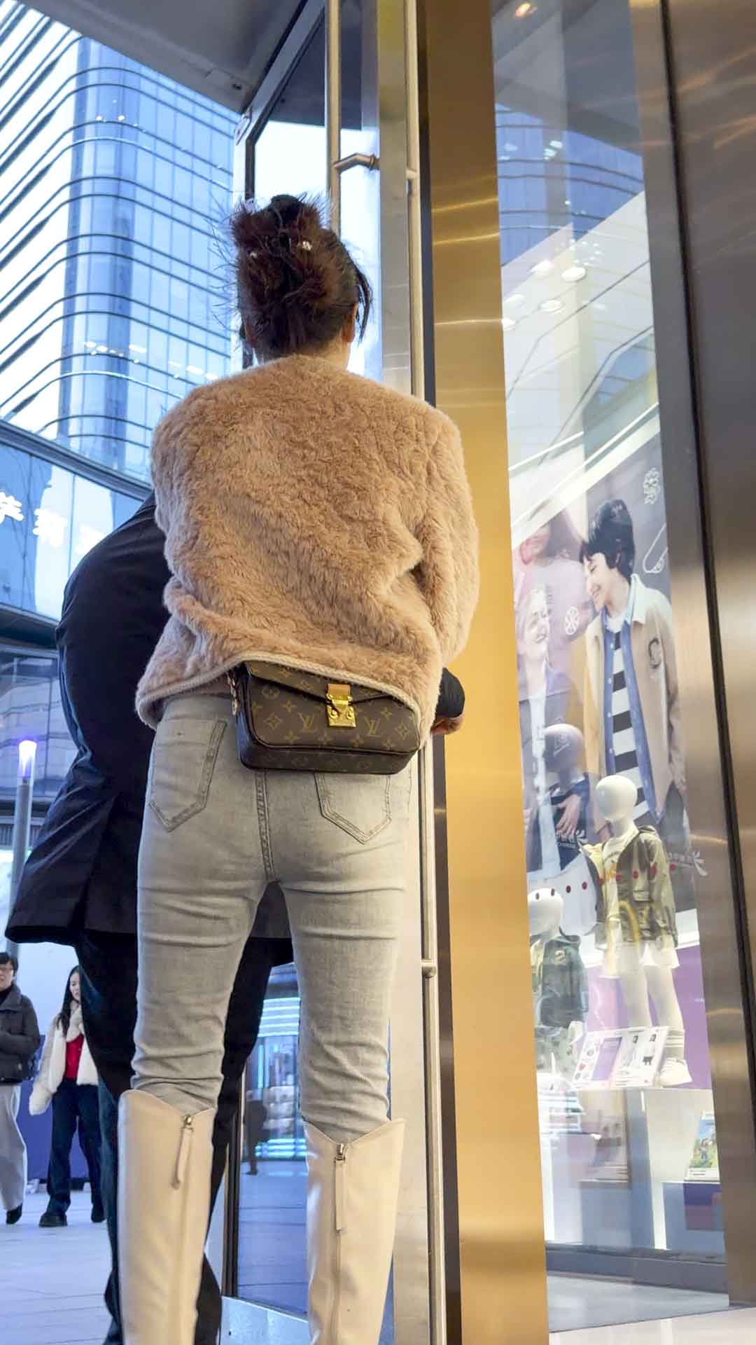 包臀灰牛仔紧身少妇（积分135）