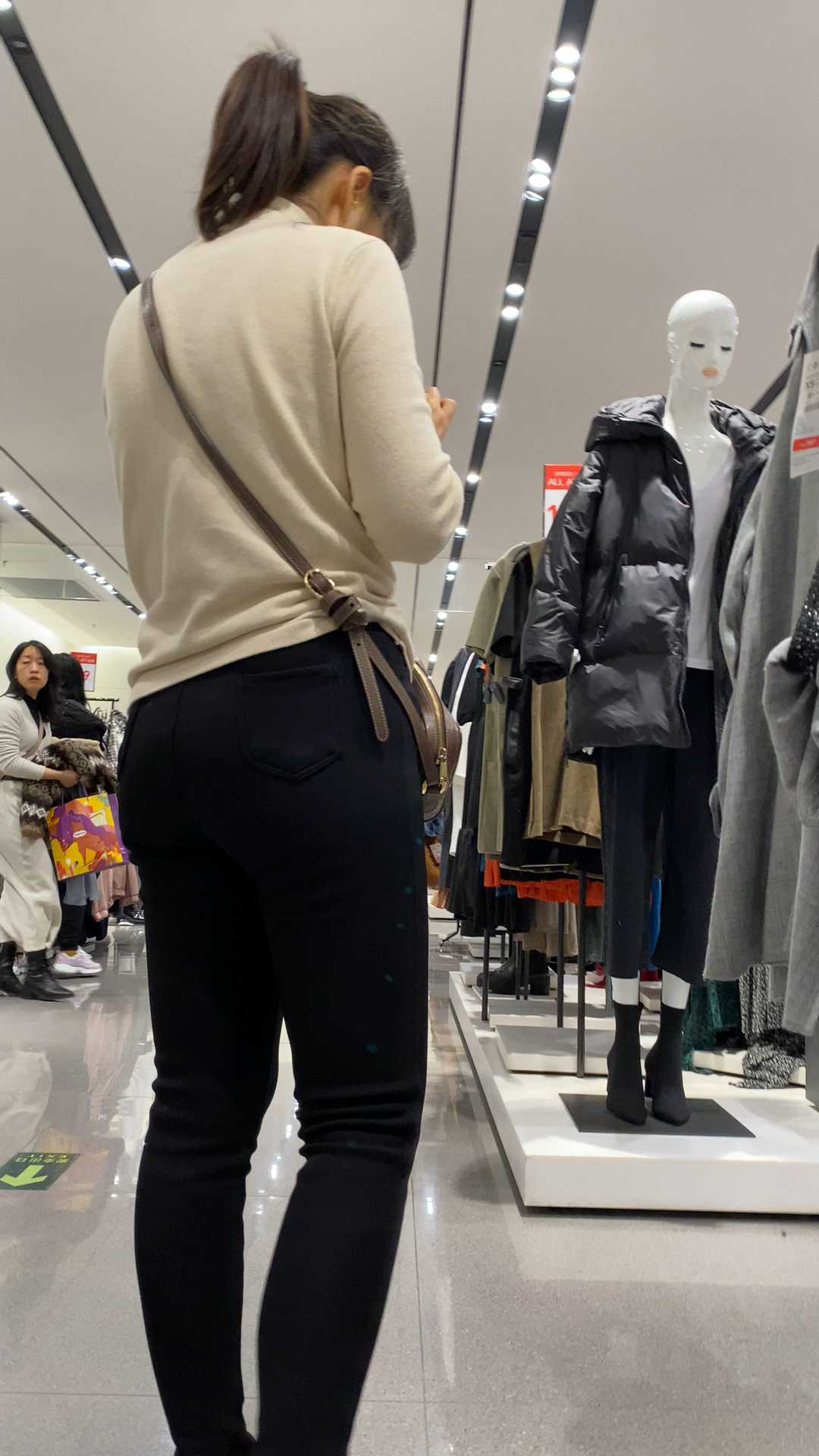 紧身饱满圆润黑裤少妇（积分128）