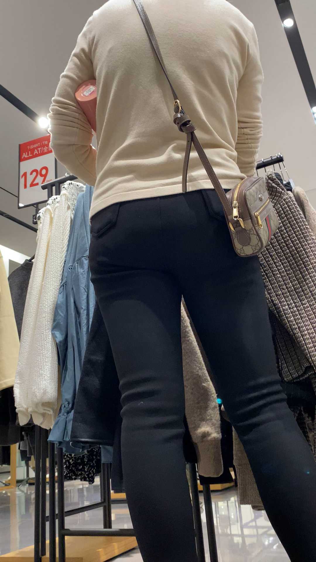 紧身饱满圆润黑裤少妇（积分128）