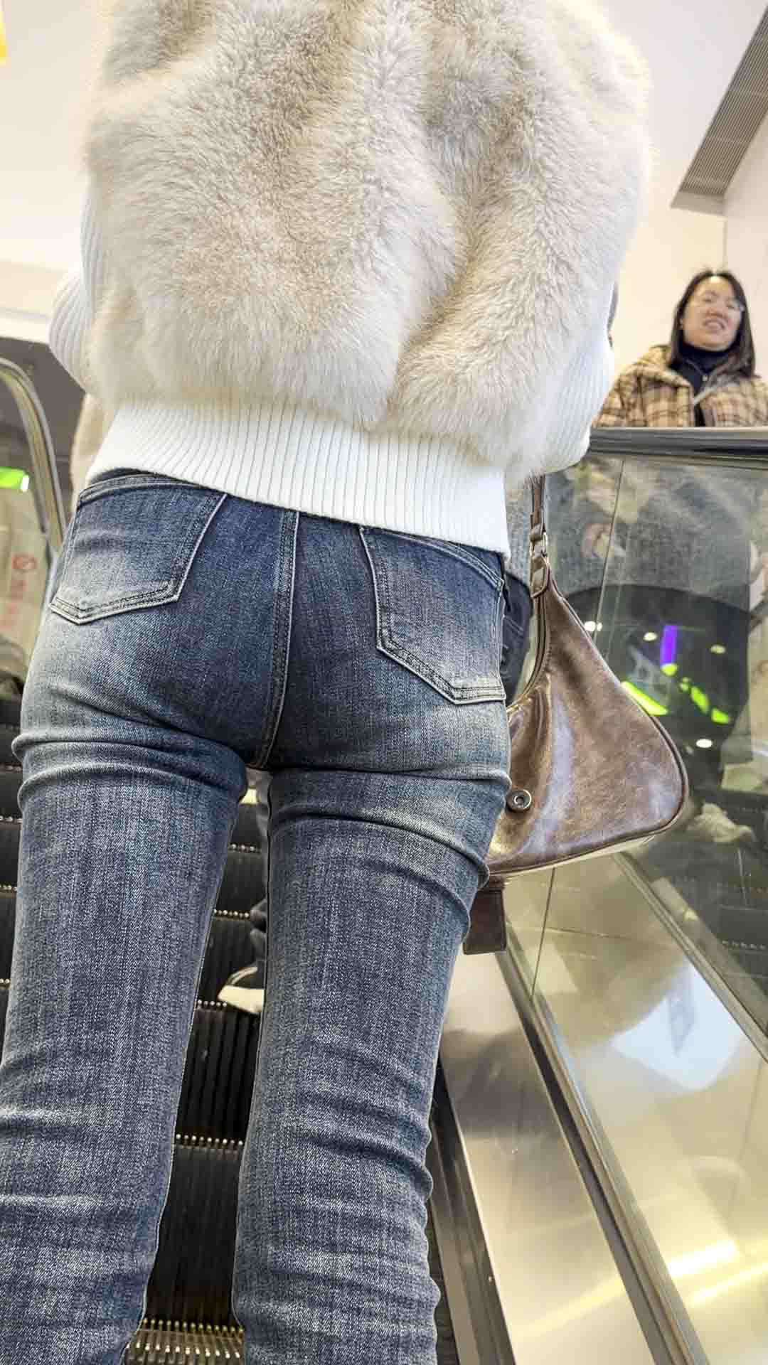 紧身蓝牛翘臀妹子（积分99）