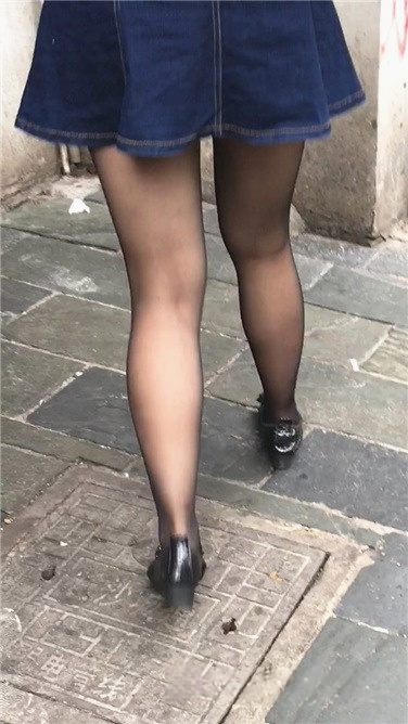 街拍黑丝短裙美眉[270M/MOV]
