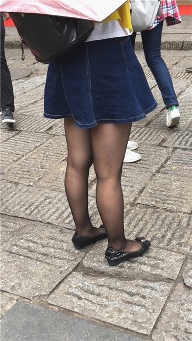 街拍黑丝短裙美眉[270M/MOV]