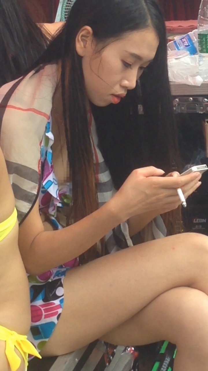 在泳池边抽烟玩手机的美女[43M/MP4]